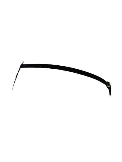 String noir en dentelle avec bijou et chaîne dorée 