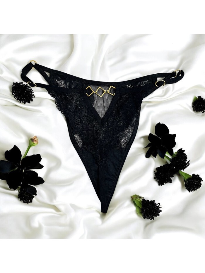 Tanga noir en dentelle avec bijou losanges dorés 