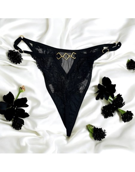 Tanga noir en dentelle avec bijou losanges dorés 