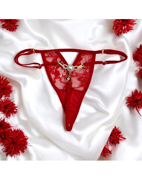 String rouge avec bijou perle  strass dorés 