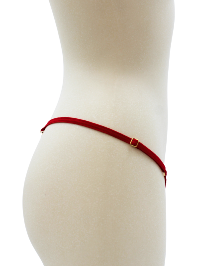 String rouge avec bijou perle  strass dorés 