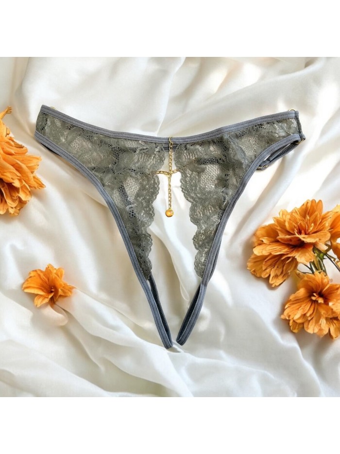 String gris avec bijou couleur aléatoire et chaîne dorée 