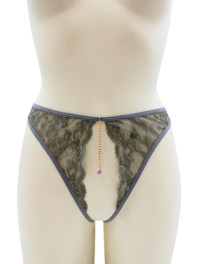 String gris avec bijou couleur aléatoire et chaîne dorée 