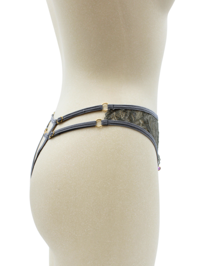 String gris avec bijou couleur aléatoire et chaîne dorée 