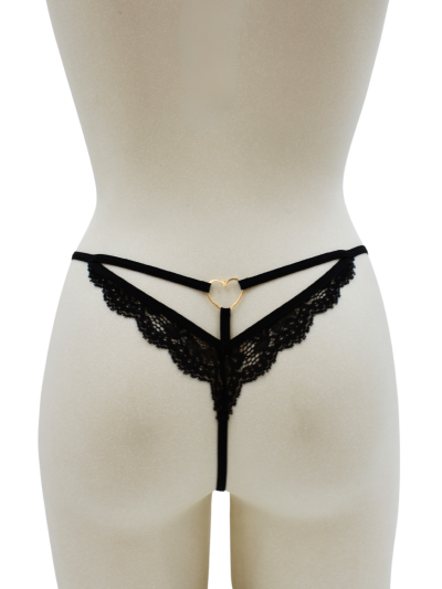 String noir en dentelle avec bijou cœur doré 