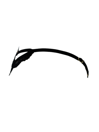 String noir en dentelle avec bijou cœur doré 