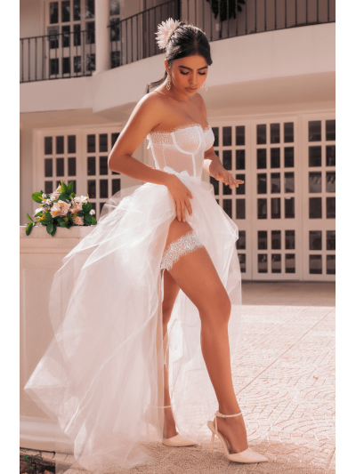 Ensemble 4 pièces blanc, bustier, string et 2 jarretières 