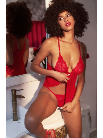 Nuisette courte rouge et string assorti 