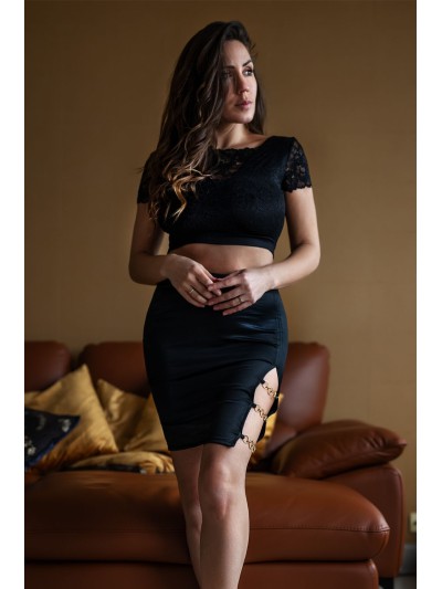 Jupe courte noire Elena fendue sur le côté 
