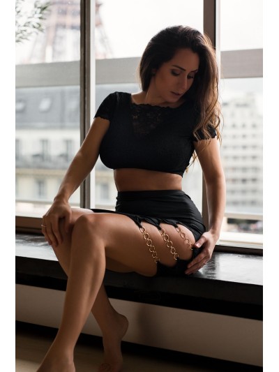 Jupe courte noire Elena fendue sur le côté 